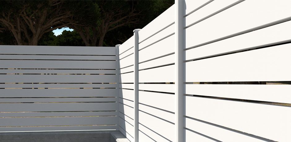 Valla PVC blanco Dlimity Zeus. Sin mantenimiento. Valla abierta para jardin, casa, finca, separacion de ambientes. Lamas y postes de PVC. 20 años de garantia. Fabricacion a medida, entrega en kit.