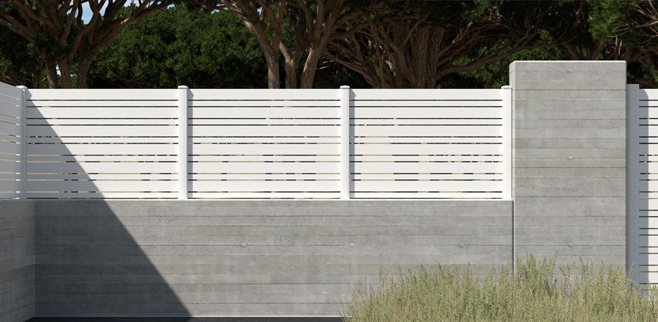 Valla PVC blanco Dlimity Zeus. Sin mantenimiento. Valla abierta para jardin, casa, finca, separacion de ambientes. Lamas y postes de PVC. 20 años de garantia. Fabricacion a medida, entrega en kit.