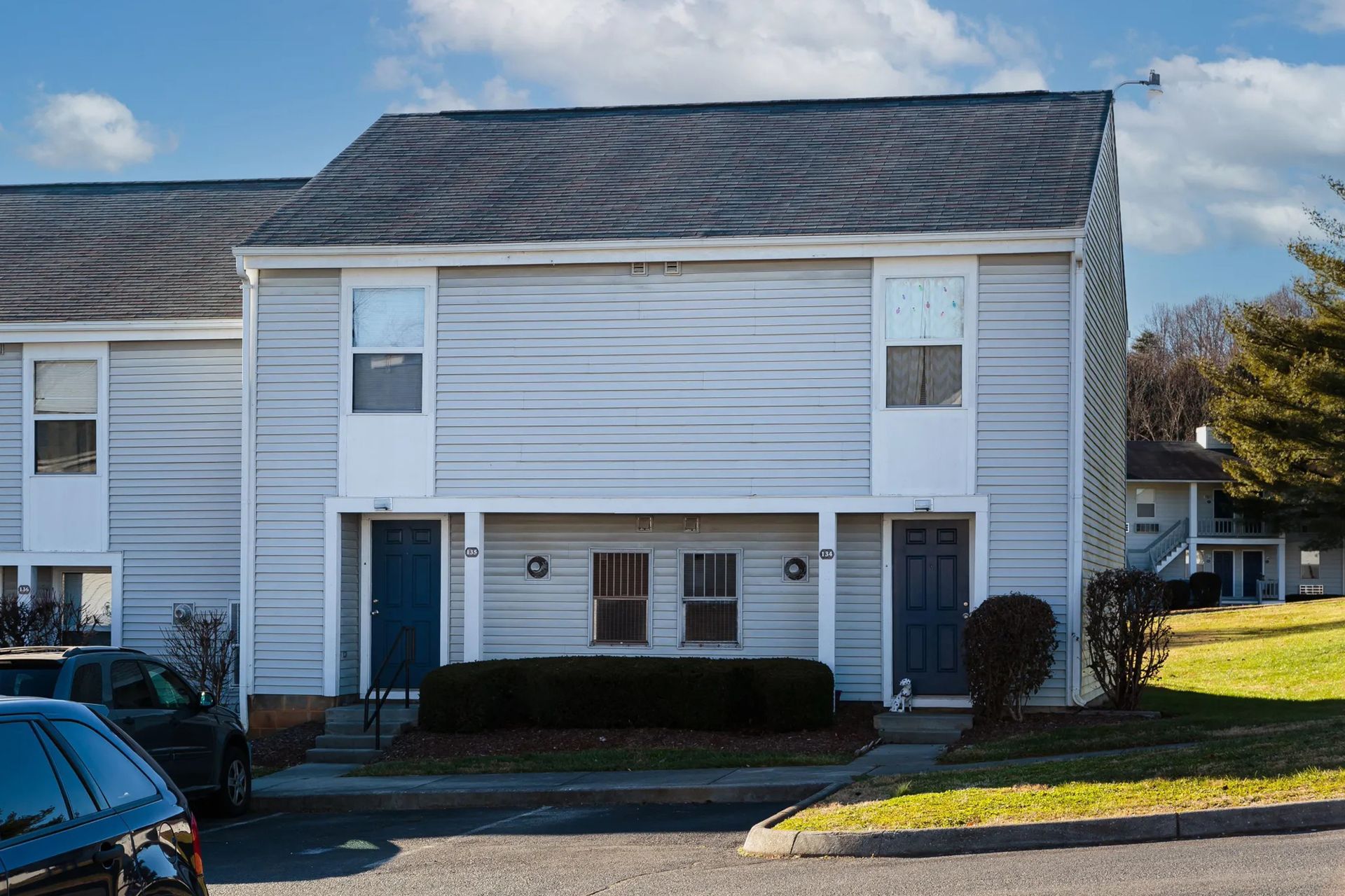 exterior of apartment building at Sterling Hills in Johnson City, TN.