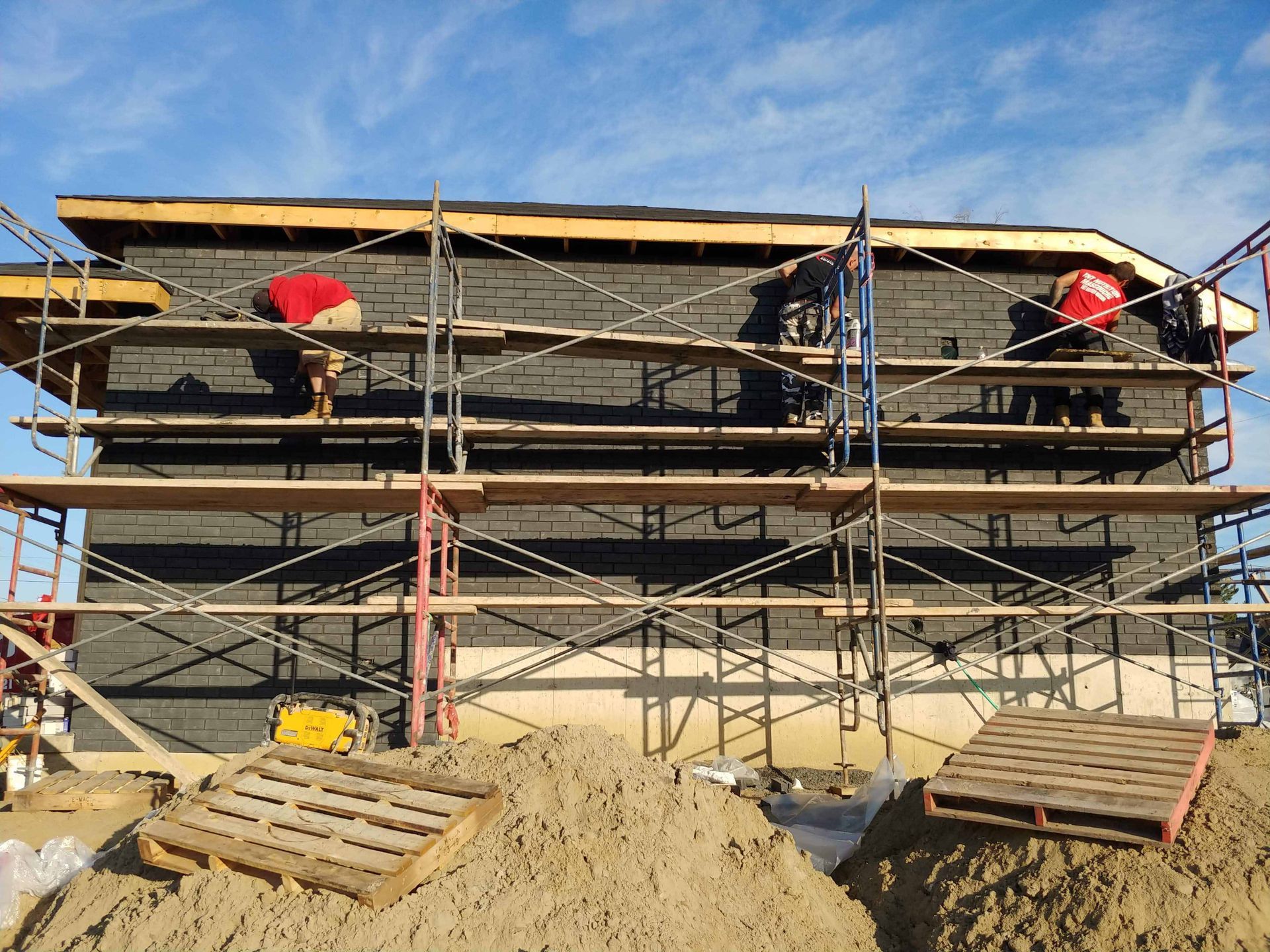 Un bâtiment est en construction avec des échafaudages autour