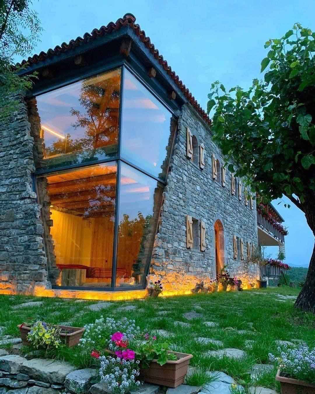 Un grand bâtiment en pierre avec beaucoup de fenêtres