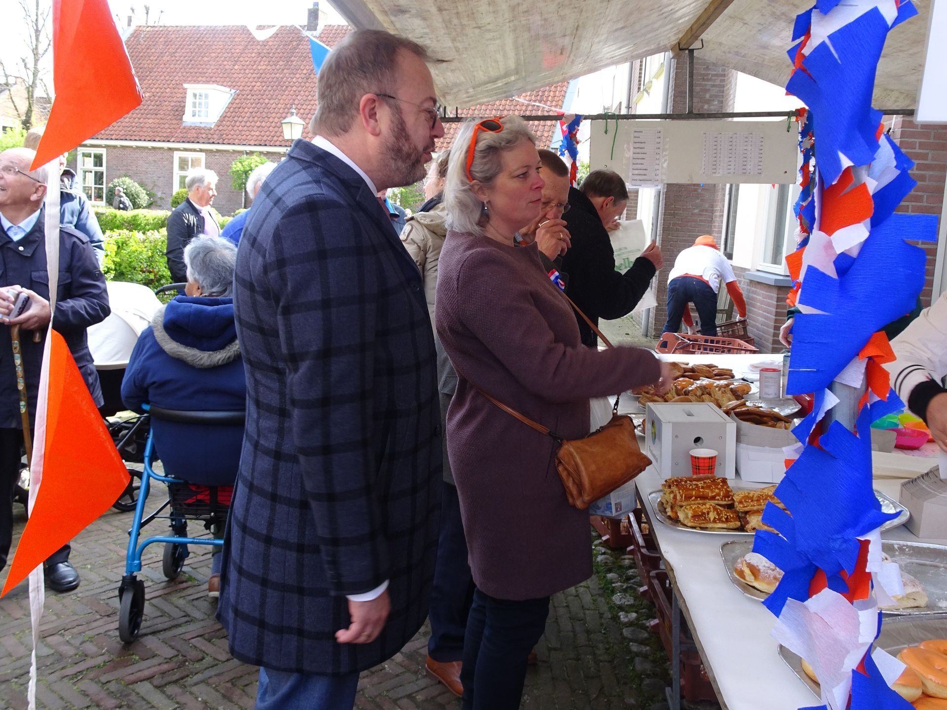 Burgemeester Eemnes bij smulkraan  2023