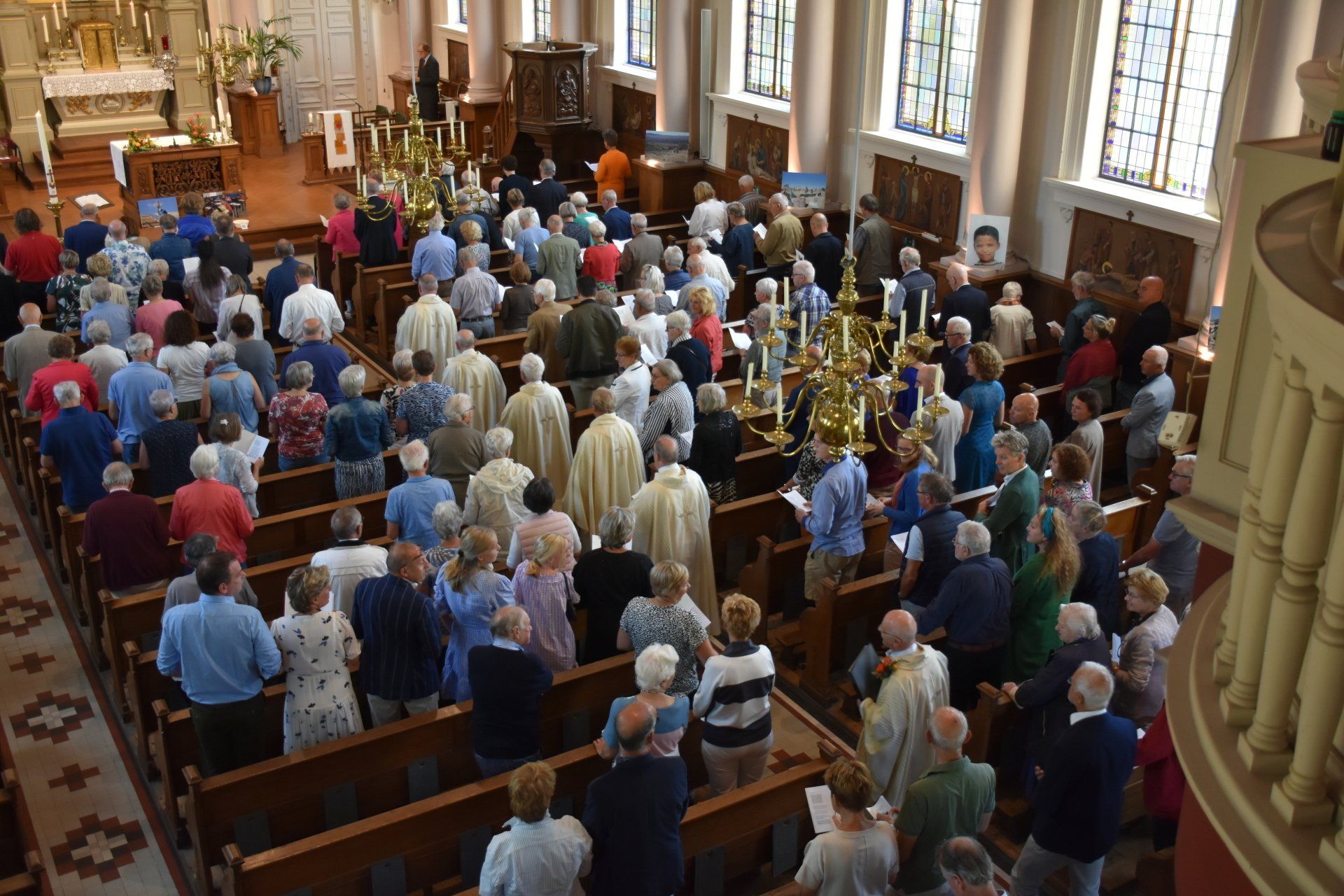 Oblaten betreden de Nicolaaskerk in Eemnes