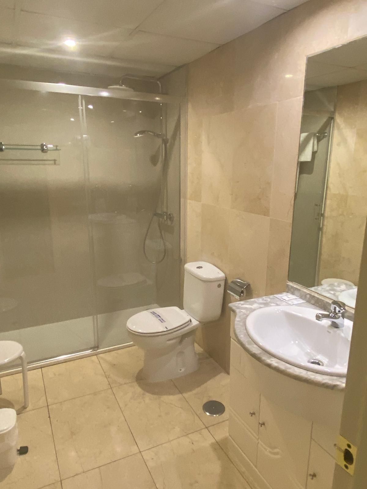 Un baño con inodoro y lavabo.