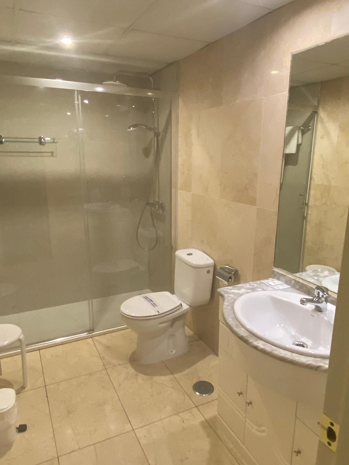 Un cuarto de baño con inodoro, lavabo y bañera.
