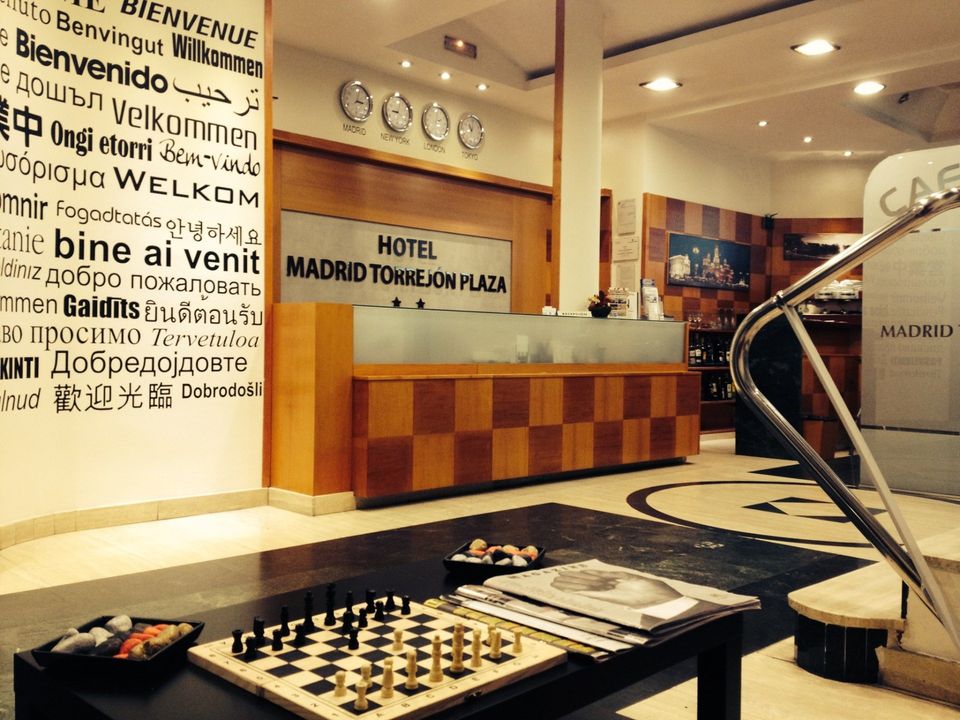 Un vestíbulo de hotel con un tablero de ajedrez en el suelo.
