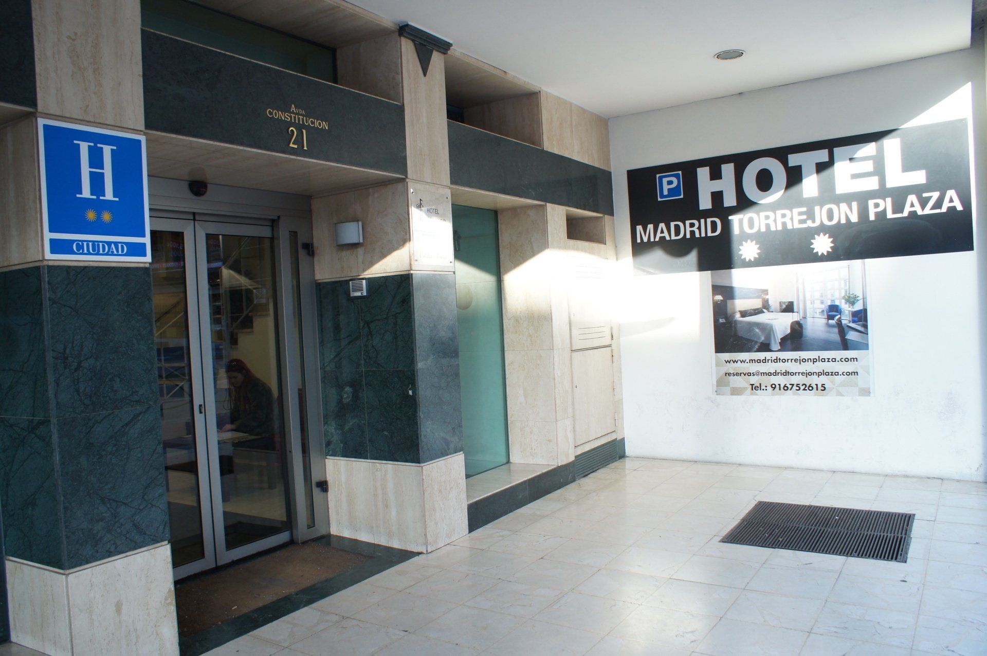 Un hotel con un cartel que dice madrid torrejon plaza