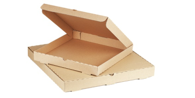 Dos cajas de pizza de cartón están apiladas una encima de otra sobre un fondo blanco.