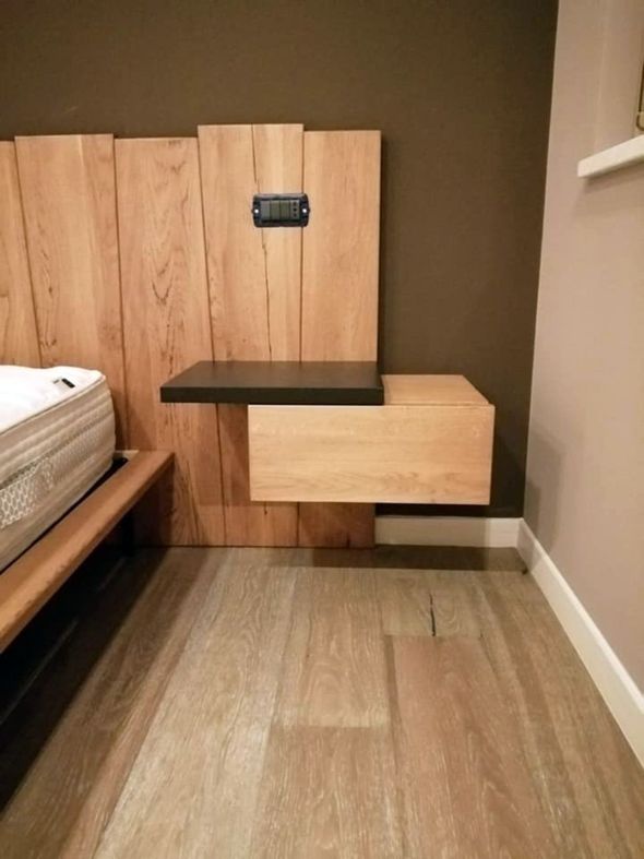comodino sospeso e pareti con pannelli in legno