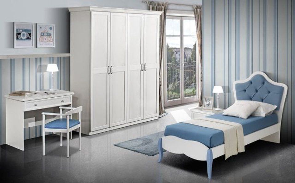 cameretta con arredi azzurri e armadio bianco