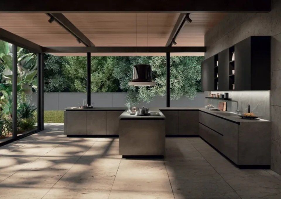 cucina con penisola, ampie porte finestre e arredi moderni