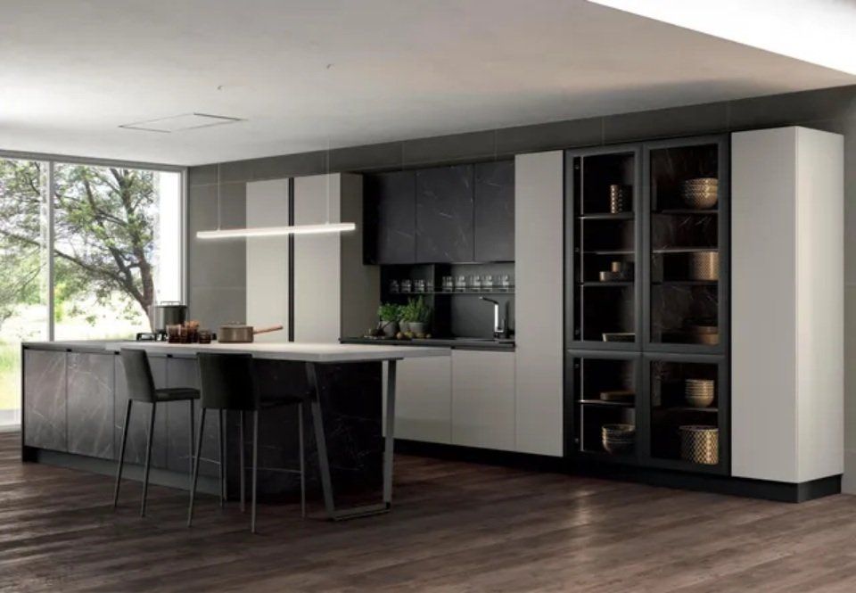 cucina con isola e arredi grigi e neri