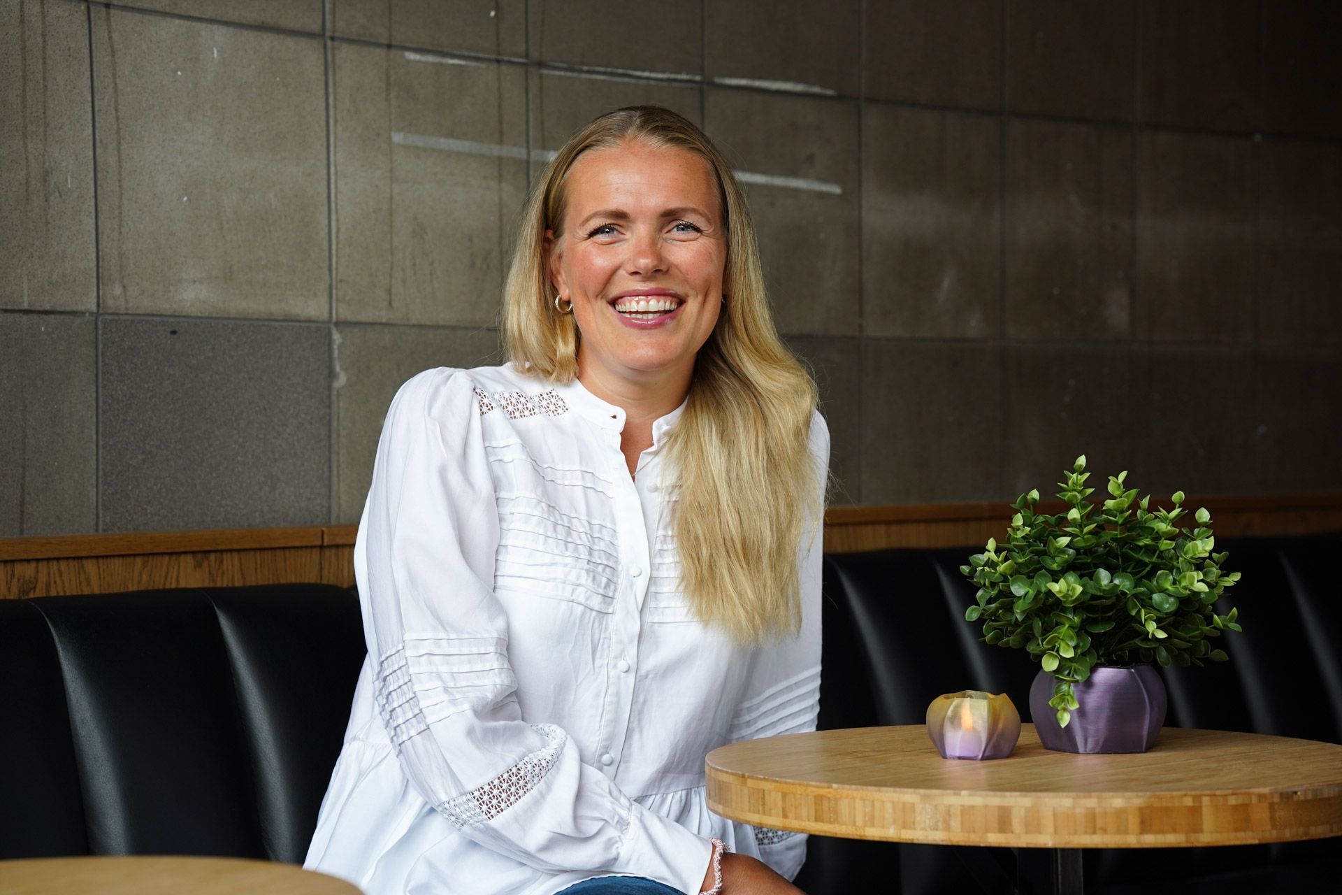 Silje Ullersmo sitter ved et bord.