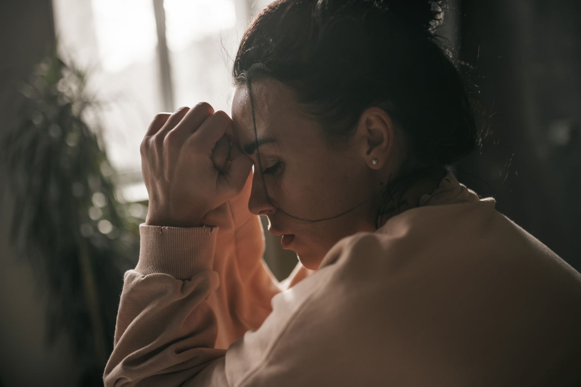 Thoughtful woman representing anxiety during life transitions in Fairfax Virginia with Lisa Kelleher
