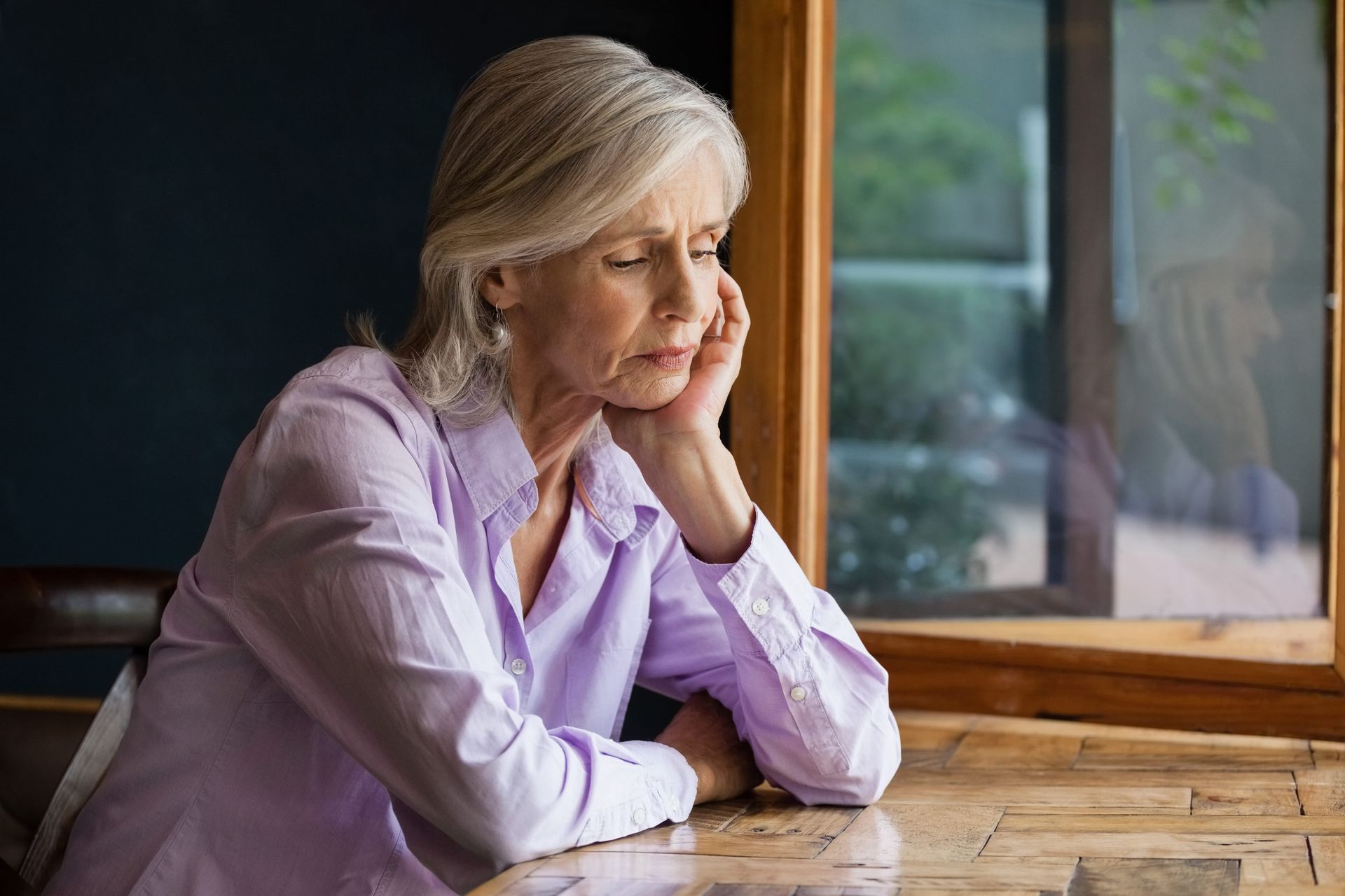 A woman sitting representing anxiety treatment in Fairfax VA with Lisa Kelleher LPC at Lola Therapy
