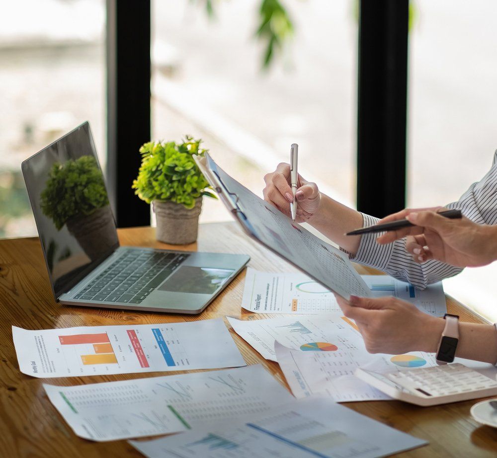 Discussing A Financial Planning Graph — New York, NY — BlackBelt Wealth Advisory Discussing A Financial Planning Graph — New York, NY — BlackBelt Wealth Advisory