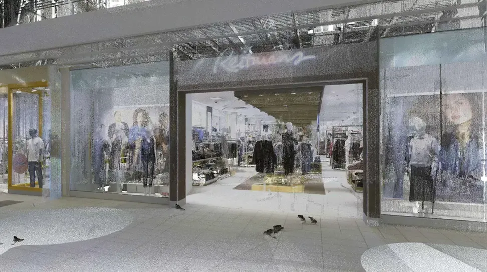 Entrée du magasin avec vitrines présentant des vêtements ; vue intérieure, plusieurs mannequins visibles, oiseaux sur l'allée.