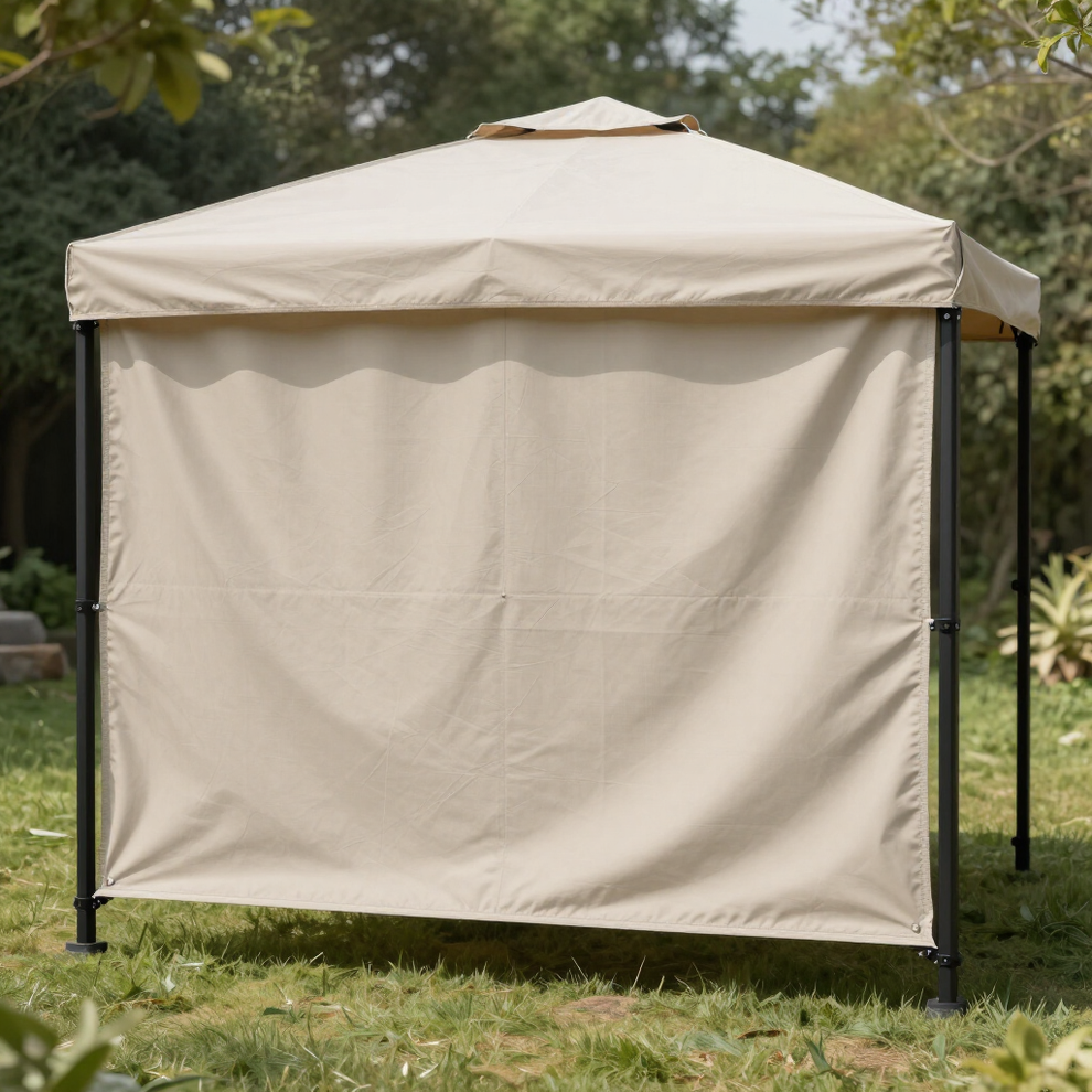 Tenda da esterno beige con pannelli laterali chiusi, ideale per il prato.