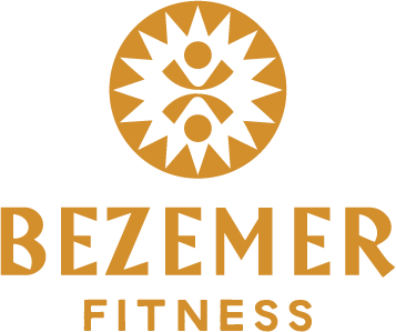 Gouden logo voor Bezemer Fitness: een rond, zonachtig embleem met twee figuren, boven tekst.