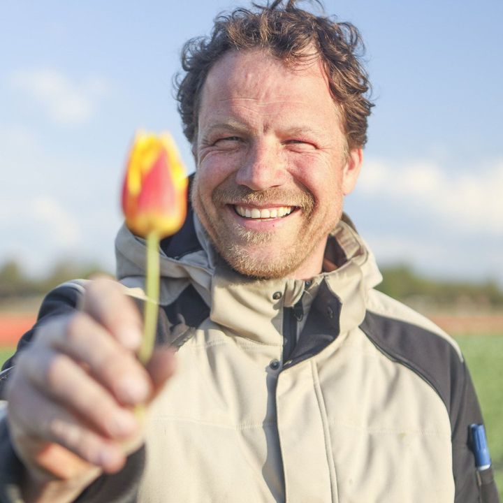 Christian Kolk zit op de trap bij de voordeur van het herenhuis Oosterhouw in Leens Christian Kolk van KTK Tuinontwerp en Groenadvies zit op de trap bij de voordeur van het herenhuis Oosterhouw in Leens