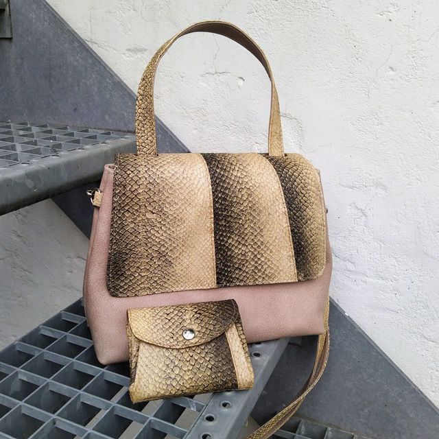 schoudertas model Margo in groen met cognac accenten en in cognac met gele accenten