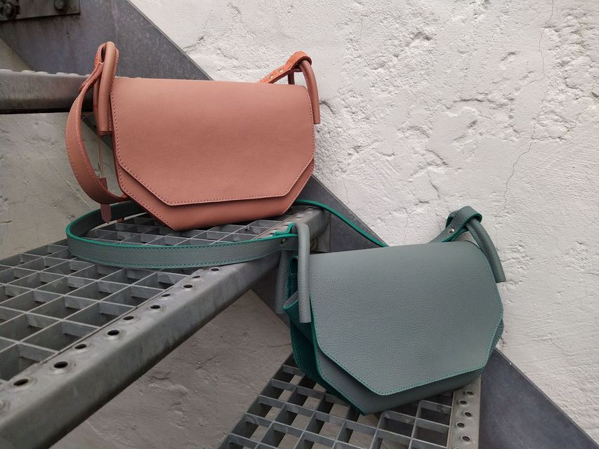 schoudertas model Margo in groen met cognac accenten en in cognac met gele accenten