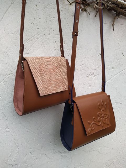 schoudertas model Margo in groen met cognac accenten en in cognac met gele accenten
