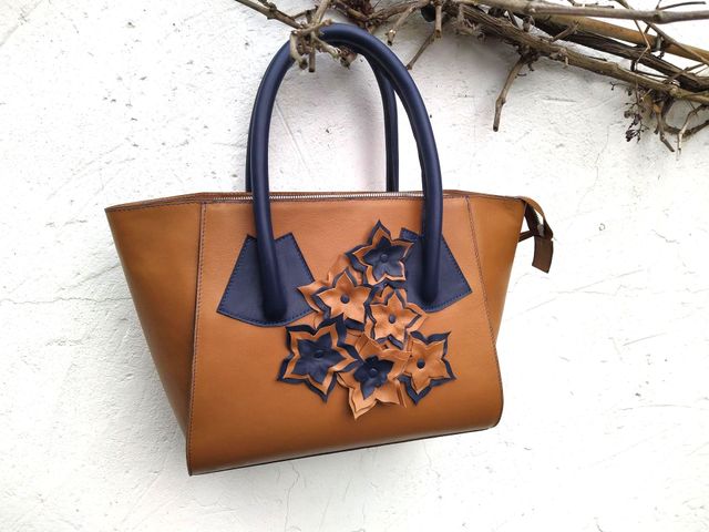schoudertas model Margo in groen met cognac accenten en in cognac met gele accenten