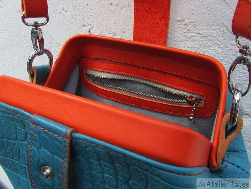 schoudertas model Margo in groen met cognac accenten en in cognac met gele accenten