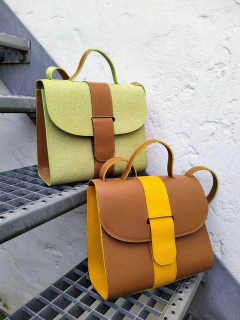 schoudertas model Margo in groen met cognac accenten en in cognac met gele accenten