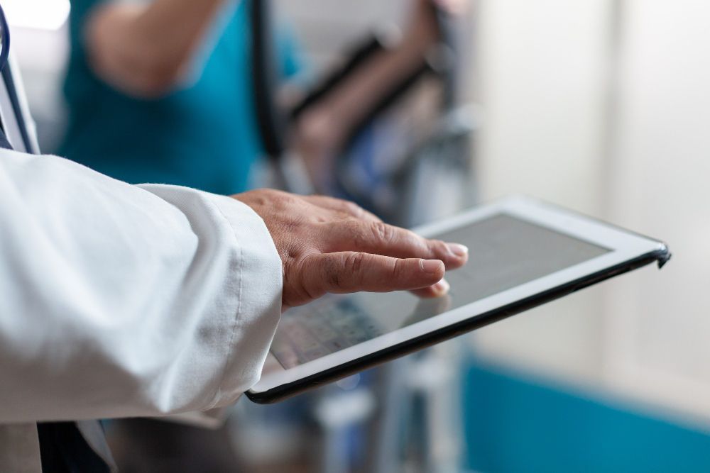 Pessoa utilizando um tablet em um ambiente clínico