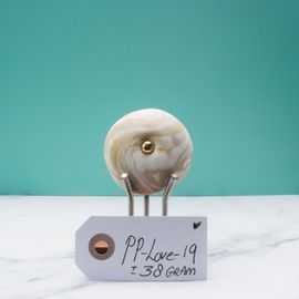 Handgemaakte Plam Peacde totem in zachte beige tinten 