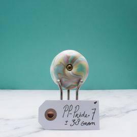 Handgemaakte Palm Peace totem in pastel kleuren met gouden details