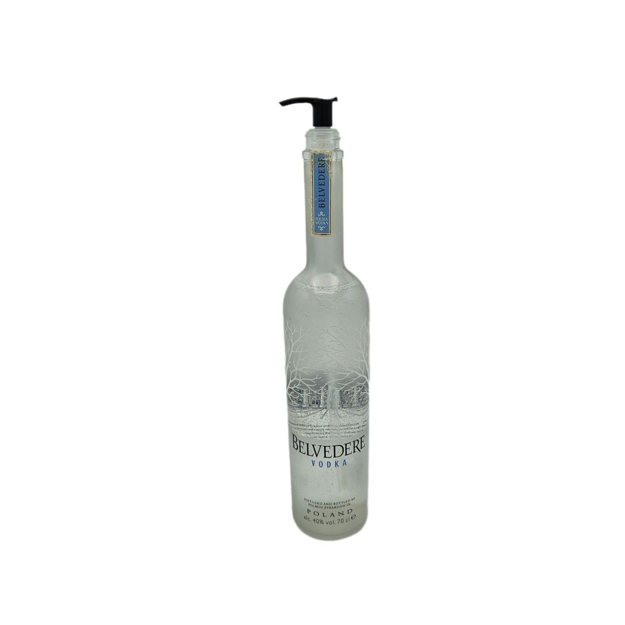 Een fles belvedere wodka met een zeepdispenser eraan bevestigd.