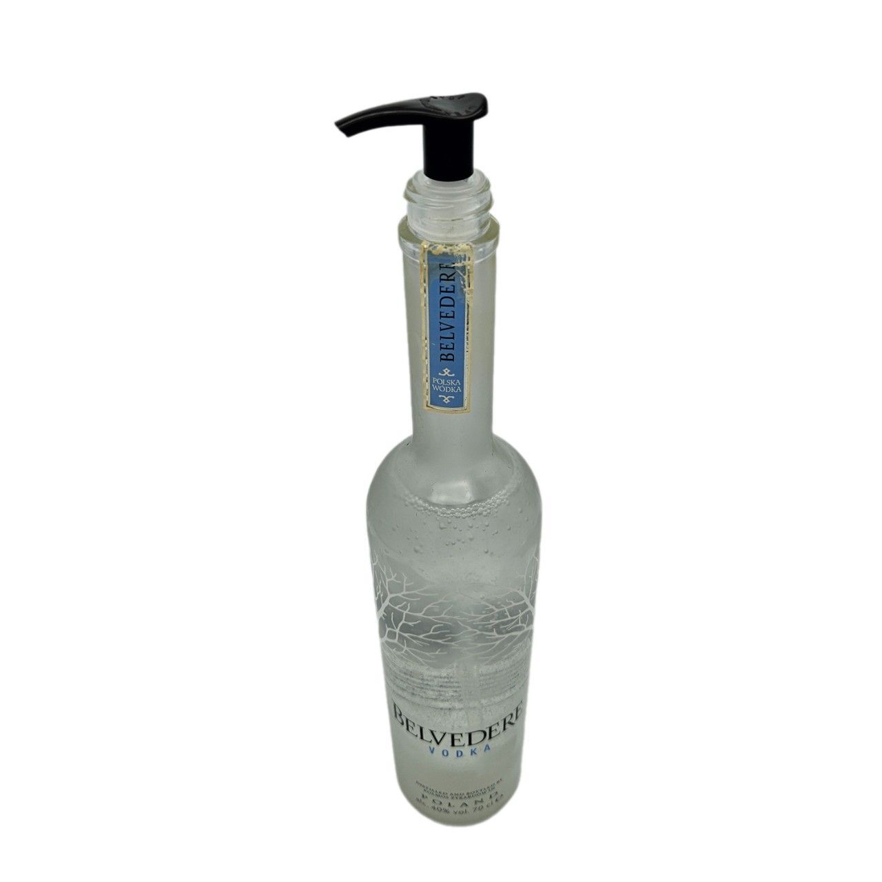 Een fles belvedere wodka met een zeepdispenser eraan bevestigd.