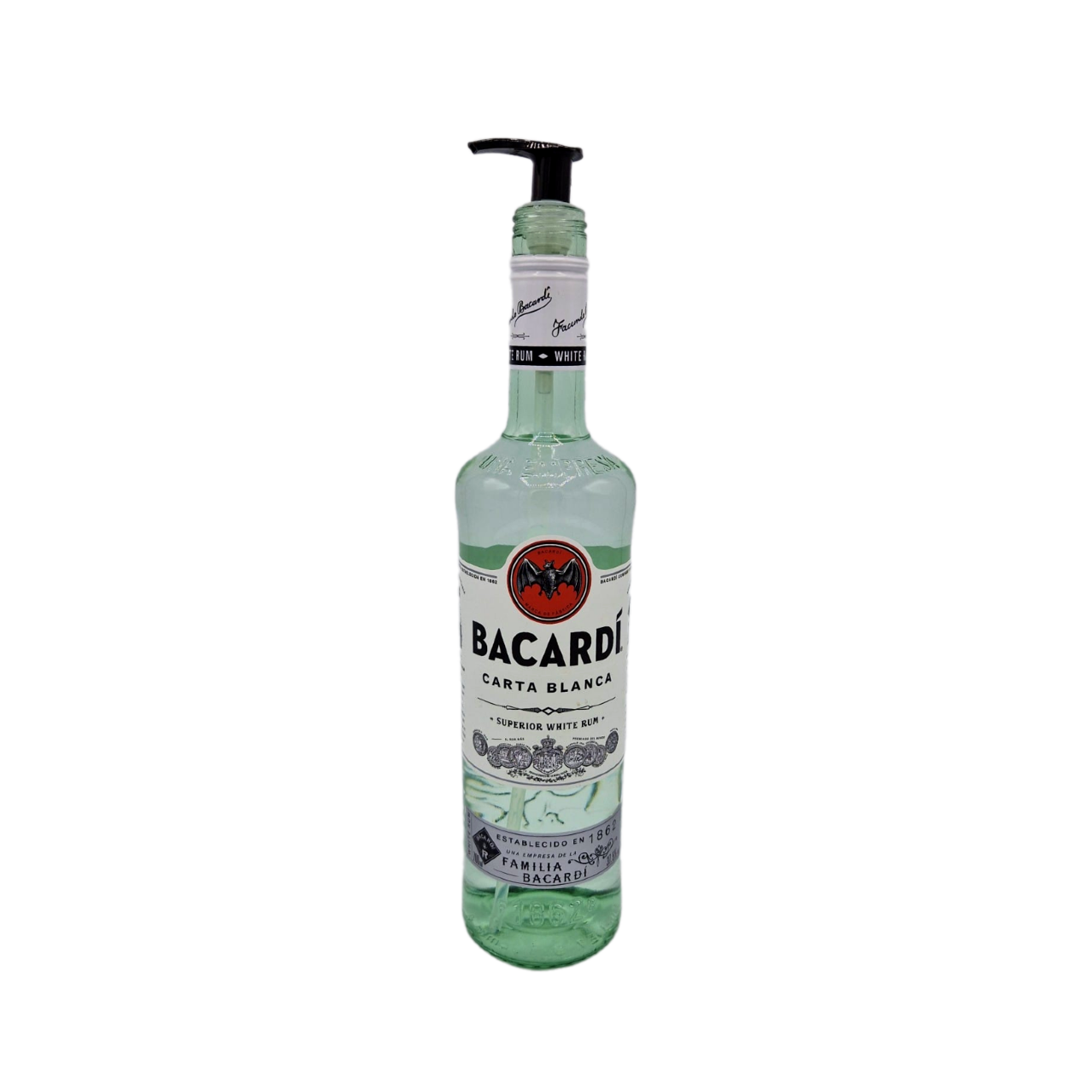 Een fles Bacardi witte rum met een pomp op een witte achtergrond.