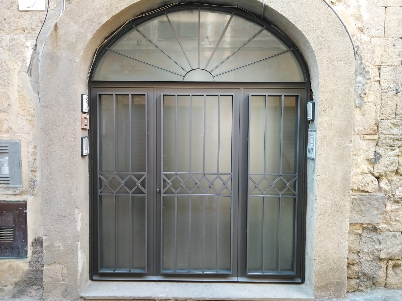porte in ferro a Tarquinia
