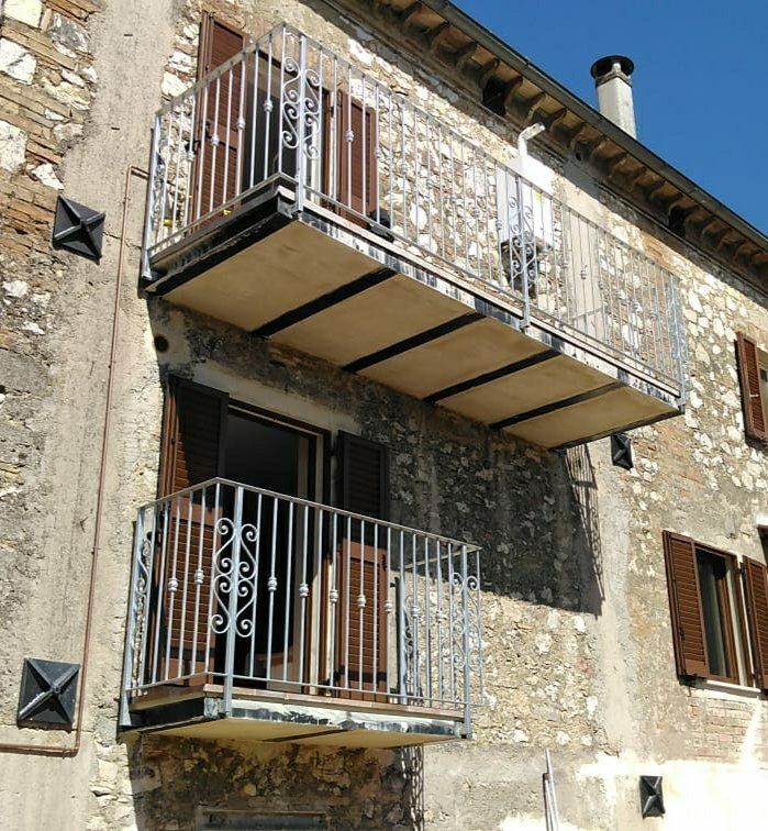 Scale in ferro