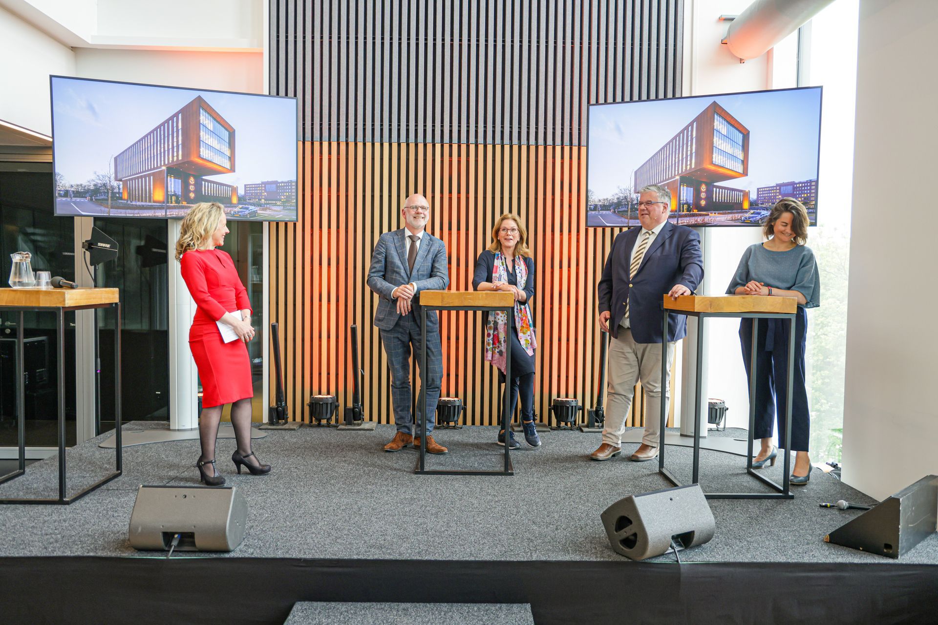Sprekers tijdens inhoudelijk programma bij opening meldkamer Oost-Nederland, verzorgd door Plan X Events