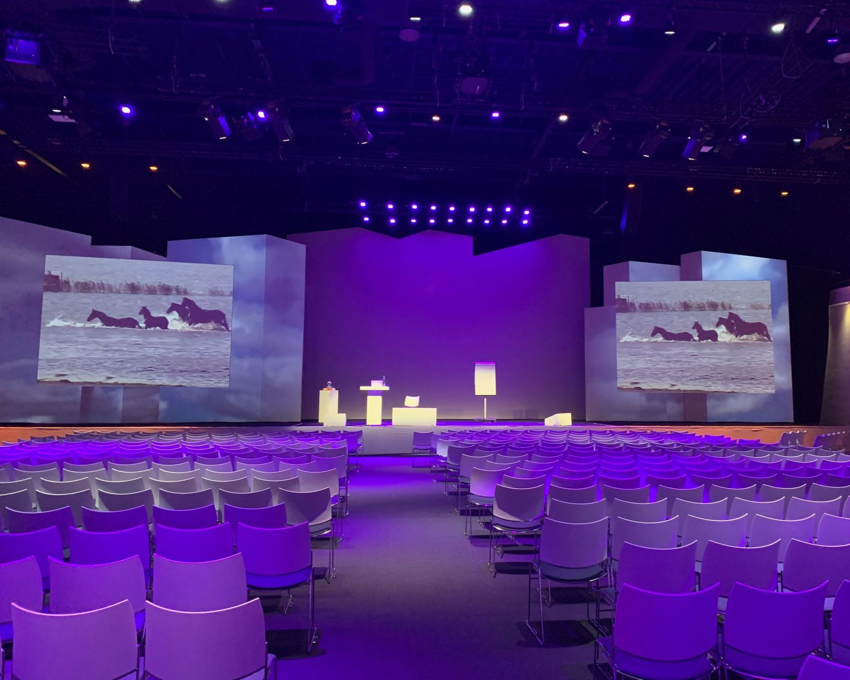 Overzicht van zaal tijdens kennisevent door Plan X Events, met workshops, kennisdeling en interactie voor partners.