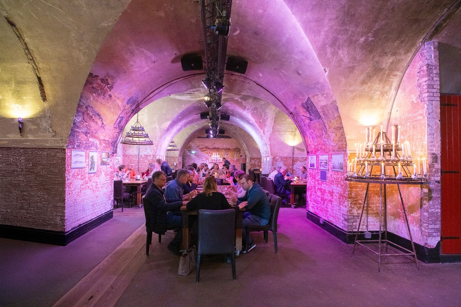 Medewerkers van Gevel Design Beek genieten van diner in een tijdens het jubileumweekend, georganiseerd door Plan X Events.