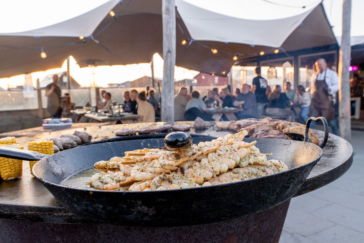 Barbecue met live muziek tijdens jubileumweekend Gevel Design Beek, georganiseerd en geproduceerd door Plan X Events.