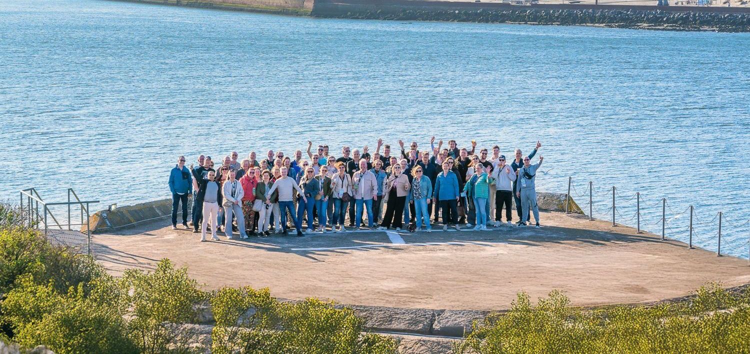 Medewerkers doen mee aan teambuilding tijdens het 30-jarig jubileum van Gevel Design Beek, georganiseerd door Plan X Events.