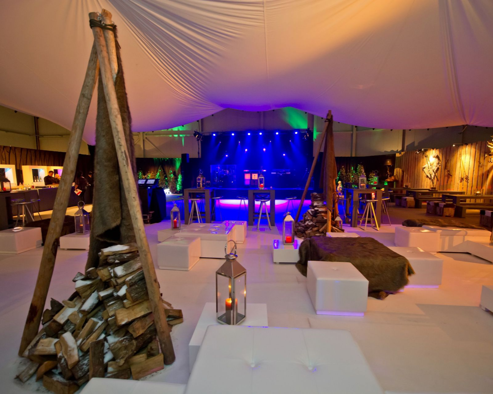 Kerstdecoratie tijdens Kaemingk kerstevent, volledig georganiseerd door Plan X Events voor een verbindend eindejaarsfeest.