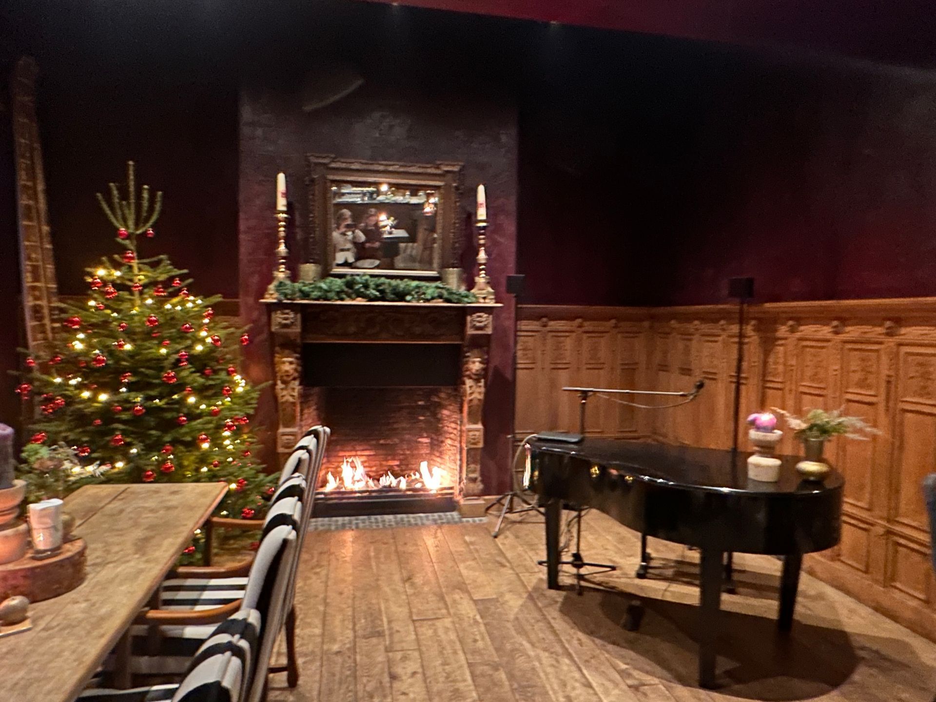 Wintersetting met kerstboom en piano tijdens VoltH2 eindejaarsevent, geproduceerd door Plan X Events