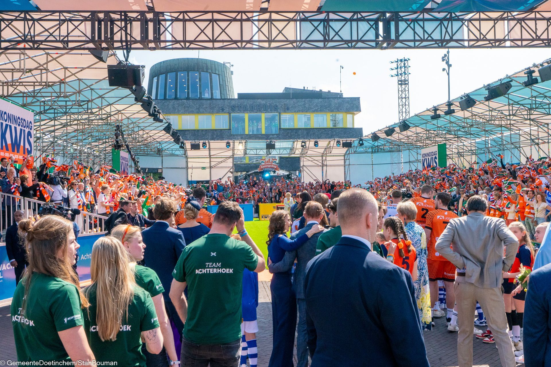 Spelers van De Graafschap tijdens Koningsdag in Doetinchem, met vrijwilligers en organisatie door Plan X Events.