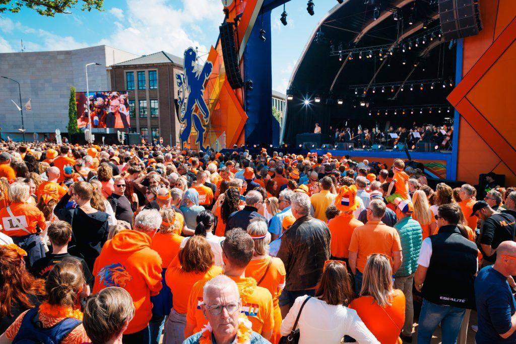 Publiek bij eindpodium tijdens Koningsdag in Doetinchem, georganiseerd en begeleid door Plan X Events.