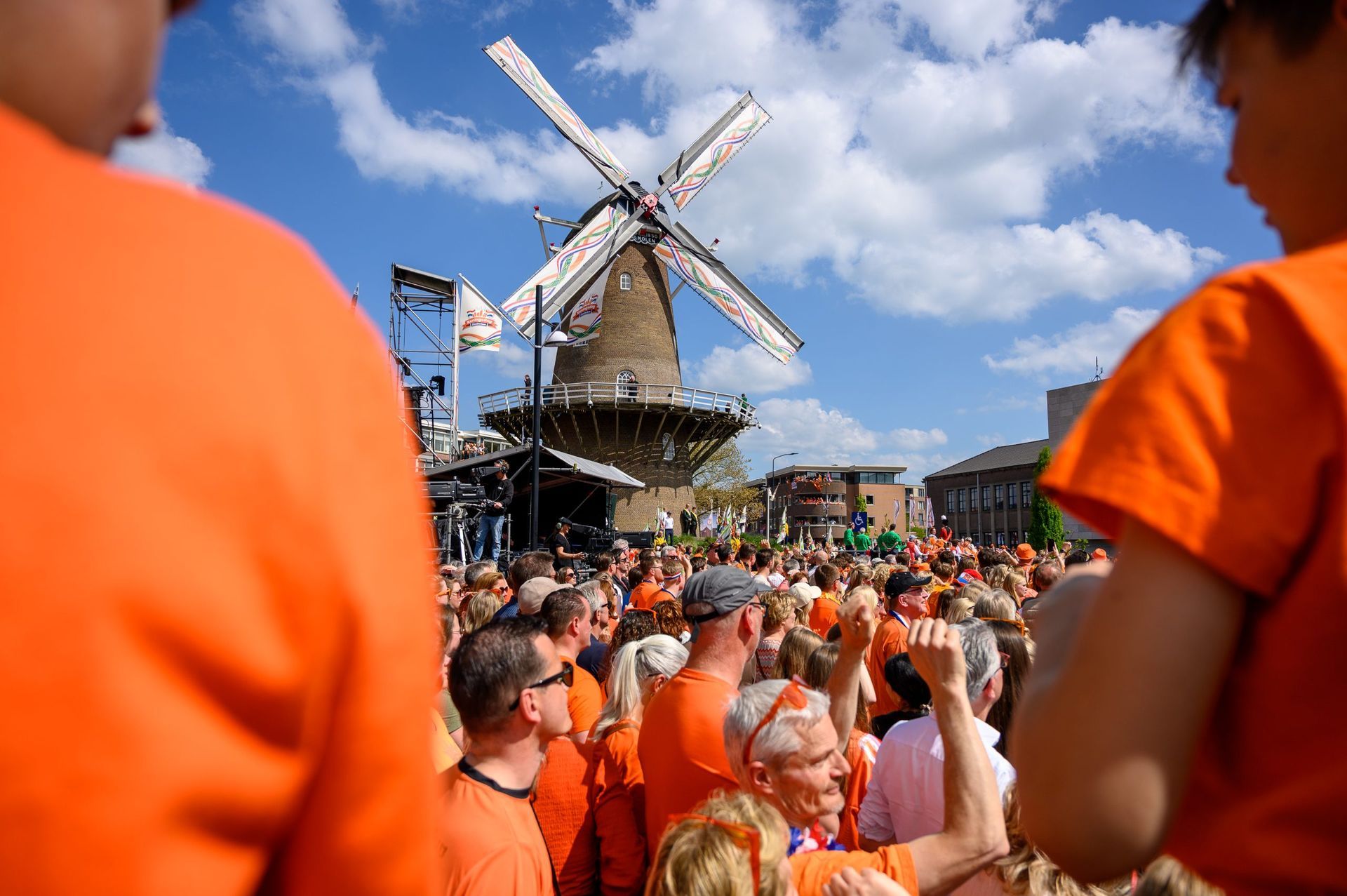 Publiek bij molen en podium Koningsdag Doetinchem, volledig gecoördineerd door Plan X Events.