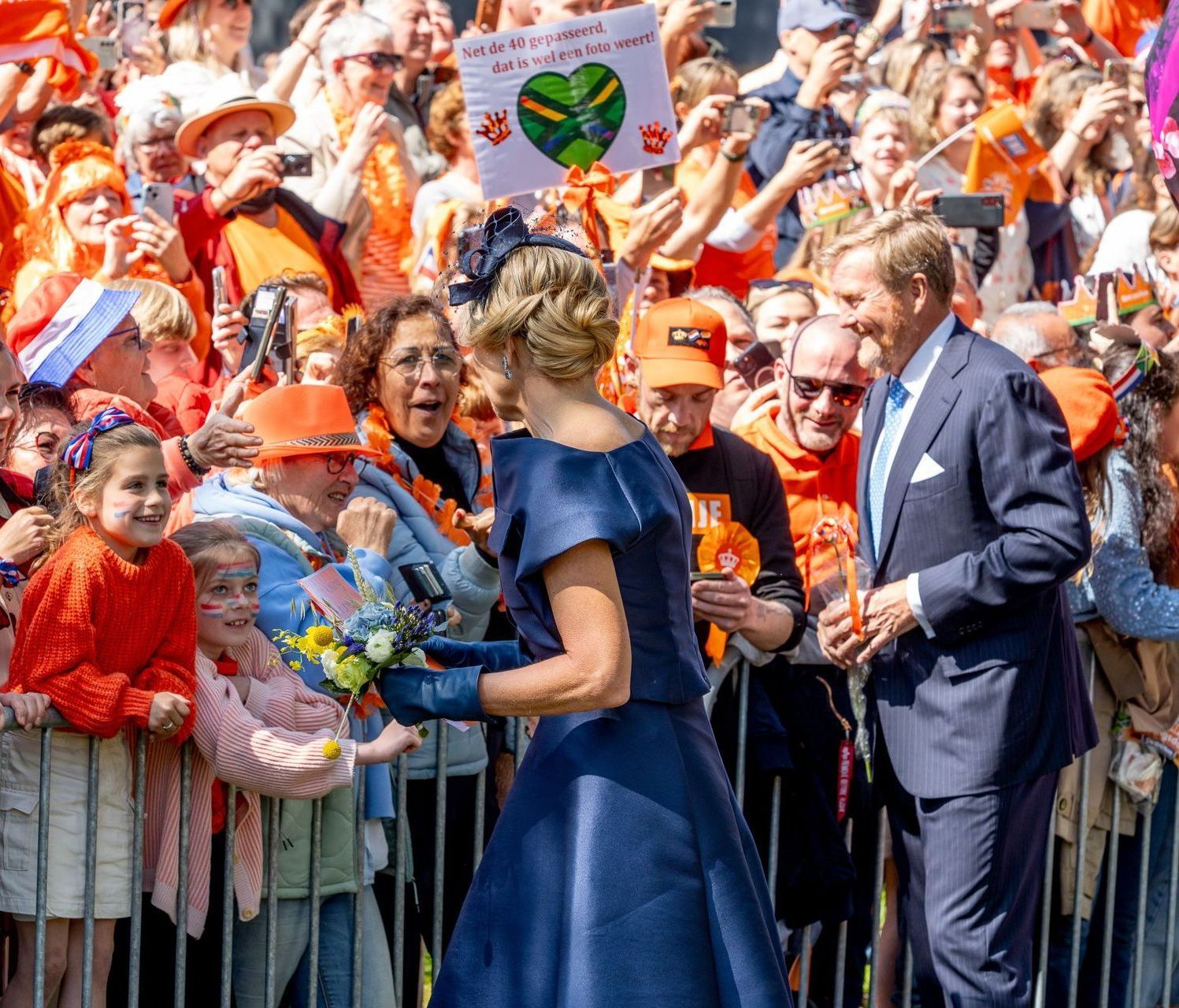 Het Nederlandse koningspaar tijdens Koningsdag in Doetinchem, vrijwilligers begeleid door Plan X Events