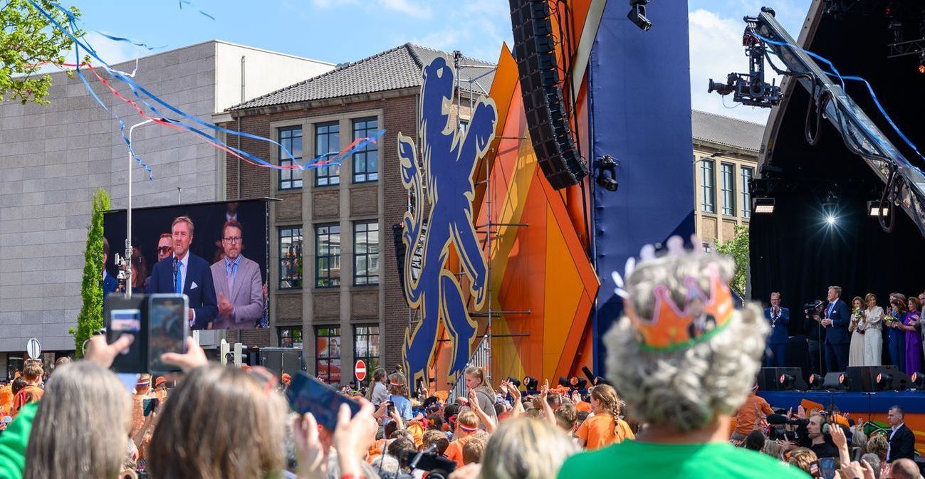 Bezoekers vieren Koningsdag in Doetinchem, georganiseerd door Plan X Events met eventmanagement en projectcoördinatie.